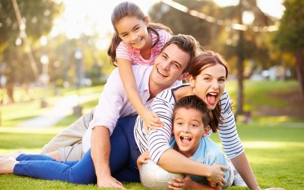 Женщина с футбольным мячом на траве, лицо, семья, взрослый, футбол, люди.