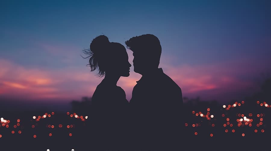 Портрет в контровом свете: взрослый мужчина и женщина, лица.