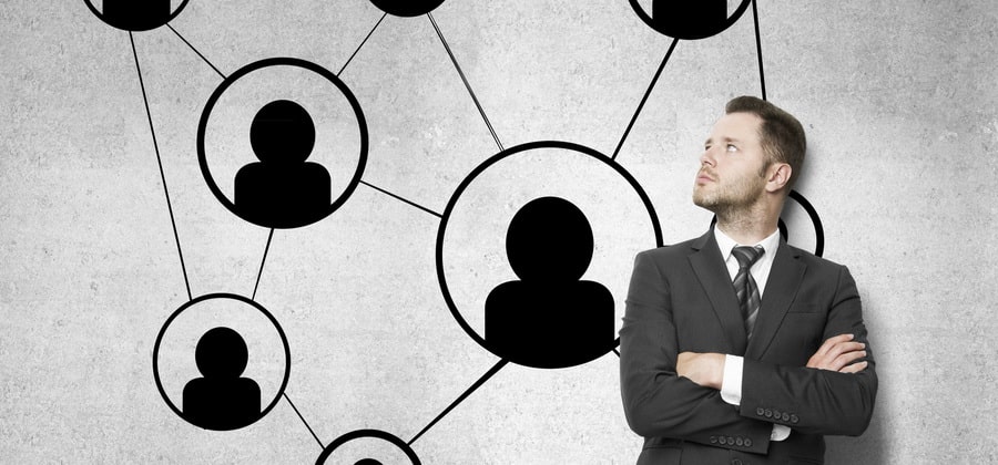 Мужчина в формальной одежде: костюм, галстук, пиджак. Отличный стиль взрослого мужчины.