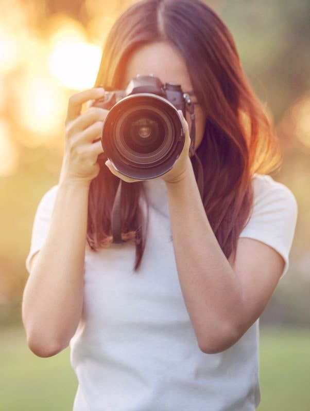 Фотография с камерой, электроникой, лицом человека. Портретное изображение с удобным описанием для SEO