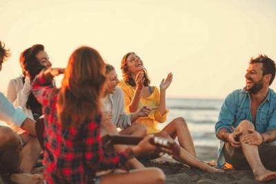 Веселый смеющийся взрослый мужчина и женщина - туристы, наслаждающиеся времяпровождением.