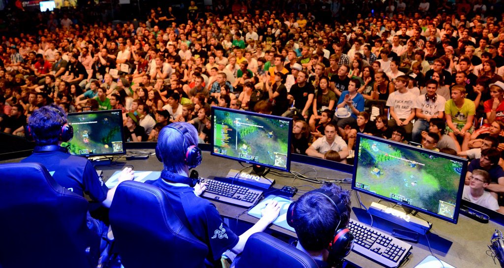 Как зарабатывают киберспортивные команды. Источники их дохода.
