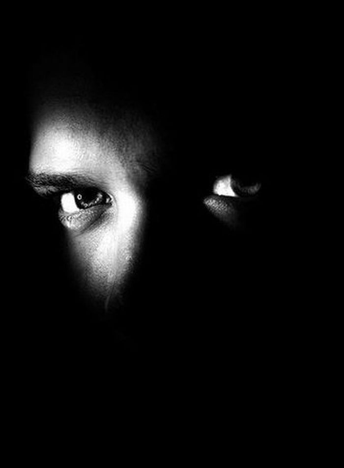 Фотография портрета человека с отличным взглядом и выразительным лицом.