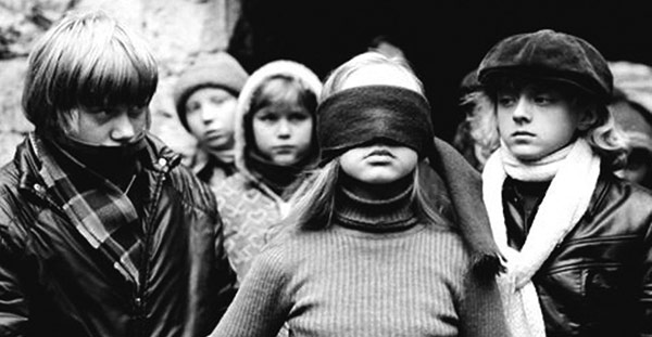 Женщина в шляпе, улыбающаяся младенцу. Портрет взрослой женщины с ребенком.