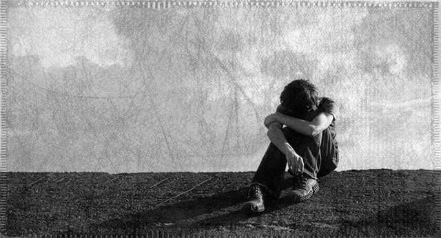 Человек, одетый в обувь, обнимается, портрет на фоне фотографии.