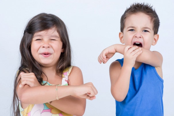 Голова маленького счастливого младенца девочки с улыбающимся лицом.