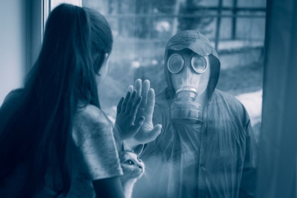 Взрослый мужчина в газовой маске и защитной одежде с женщиной в перчатке.