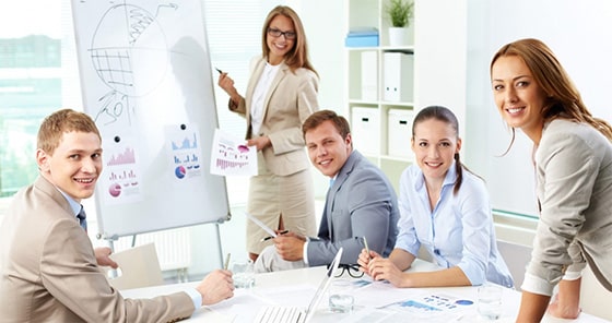 Взрослая женщина и мужчина рядом с белой доской, чашкой, растением.