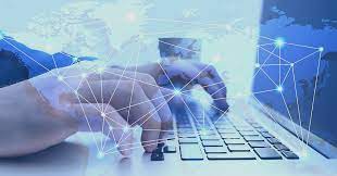 Ноутбук на фоне монитора с клавиатурой, компьютер, электроника, солнечные панели.