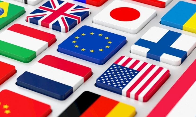 Стол из дерева с книгами и флагом, идеальное рабочее место.