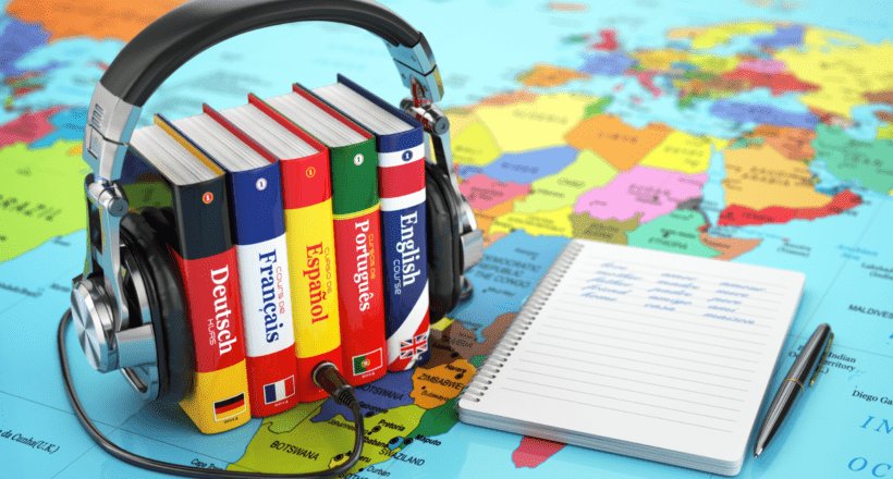 Книга, публикация, ручка и электроника - предметы на столе.