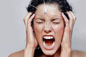 Голова человека: сердитое лицо, кричит со злостью.