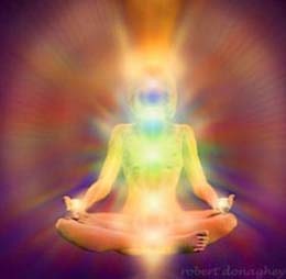 Йога на тренировке в спортзале: человек занимается фитнесом и йогой.