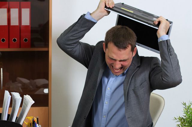 Человек в пиджаке сидит на стуле, лицо не видно.