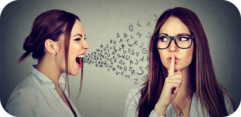 Женщина в очках с помадой на губах принимает портретную фотосъемку.