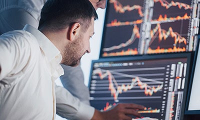 "Взрослый мужчина с головой, светлые волосы, белая рубашка"