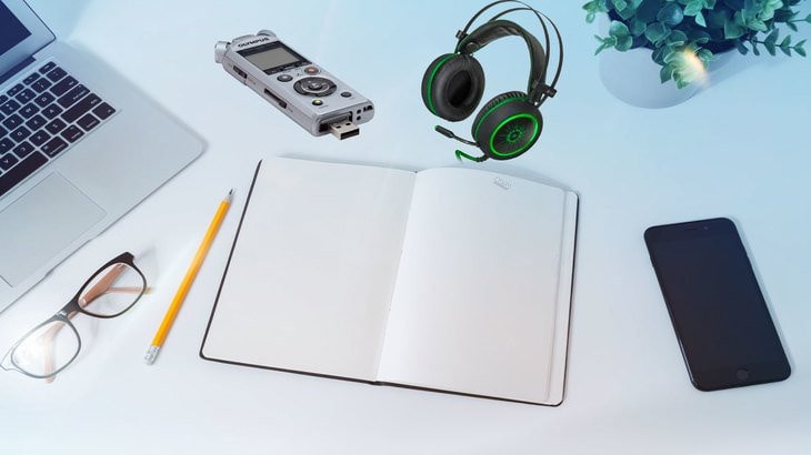 Электроника: мобильный телефон, наушники, компьютерный ноутбук, ПК, ручка.