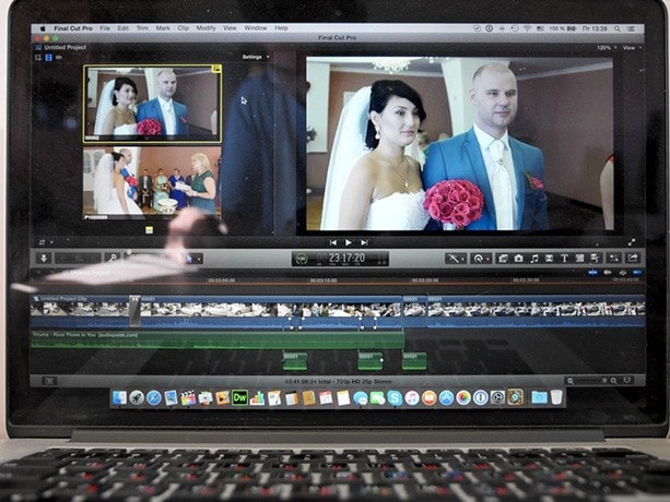 Ноутбук на мониторе, мужчина в галстуке, компьютерная техника.