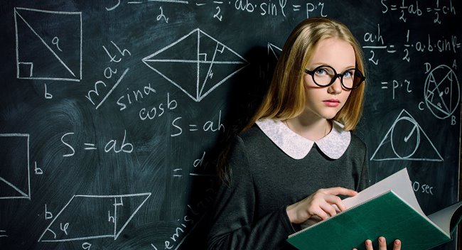 Черная доска с текстом документа и математическим уравнением.