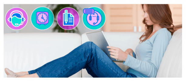 Человек в одежде читает на диване в домашнем интерьере.