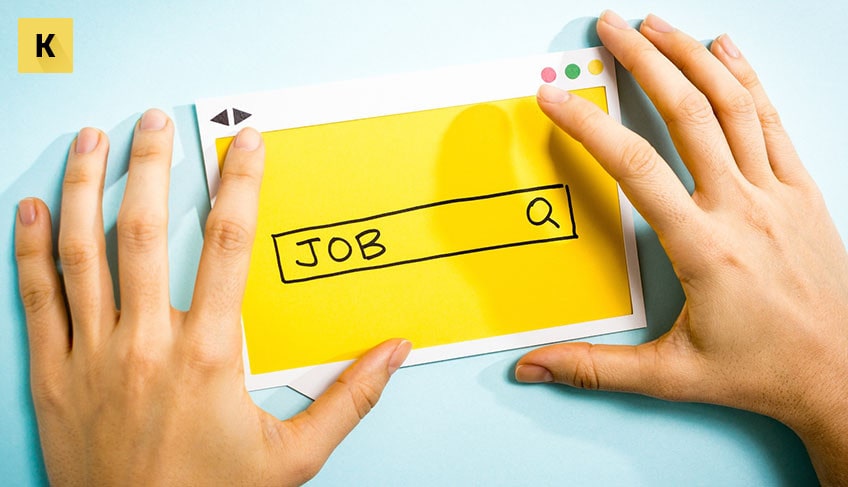 Человек массирует пальцы на руке, номер SMS на фоне.