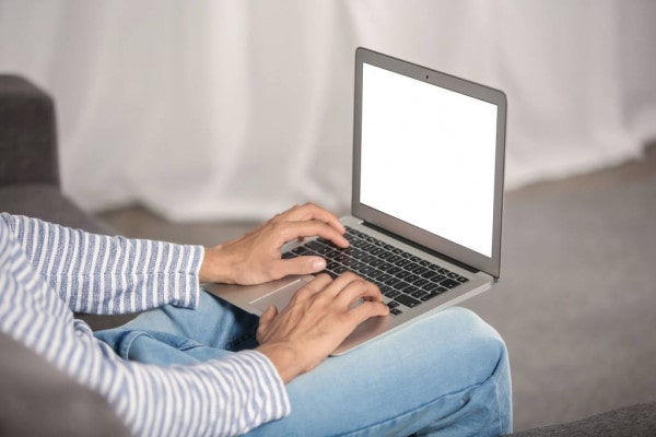 Мужчина-взрослый пользуется ноутбуком и монитором в офисе - электроника, компьютер.