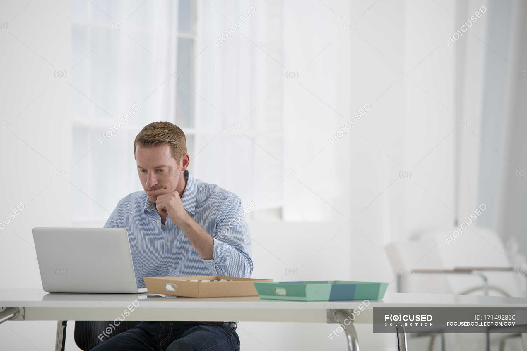 Человек мужчина сидит за компьютером в коробке, фотография персонала (Person sitting at computer in box, staff photo)