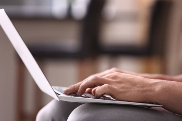 Женщина-взрослая с ноутбуком. Компьютер, электроника, женщина, компьютерное оборудование, аппар