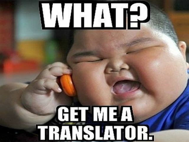 Фотография портрета счастливого ребенка, смеющегося с ярким выражением лица.