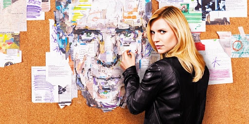 Объявление: взрослая женщина блондинка в пальто. Женская одежда на постере.