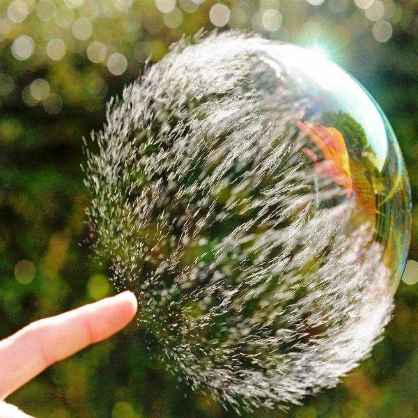 Шаровидный пузырь с мерцающей поверхностью, абстрактное изображение сферы и пузырька.