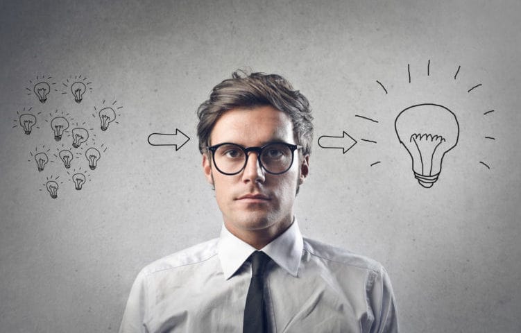 Фотография мужчины в очках с портретом на светлом фоне.