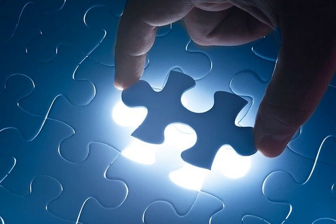 Человек собирает пазл, игра настольная, тематика пазла - красочный логический.