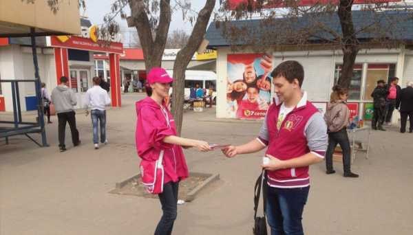 Рекламный постер с человеком и рукой, люди держатся за руки в городе.