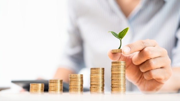 Монета и деньги: иллюстрация с монетой на денежном фоне.