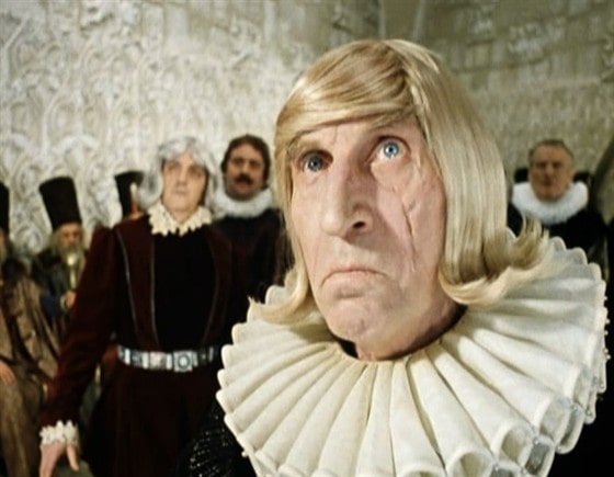 Женщина в костюме с шляпой, портрет с лицом и головой.