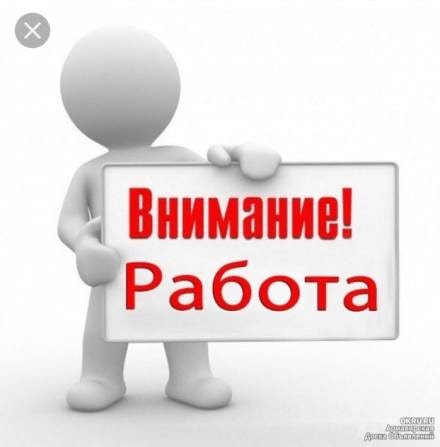 Малыш смотрит на знак с символом текста, характеризующим личность.