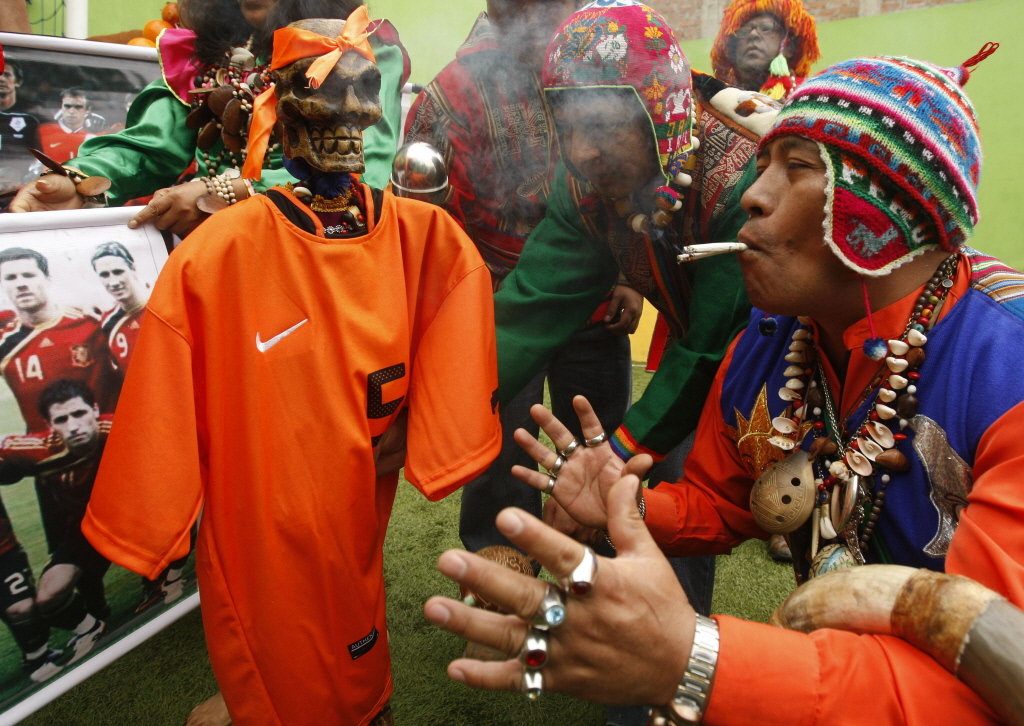 Психология суеверий: Для чего нужны приметы и полезны ли они?