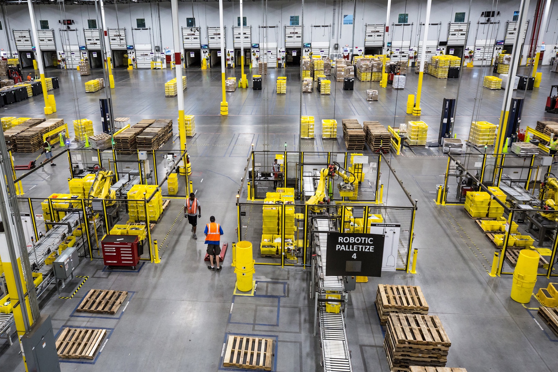 Amazon Robots Struggling to Keep Up With Human Workers