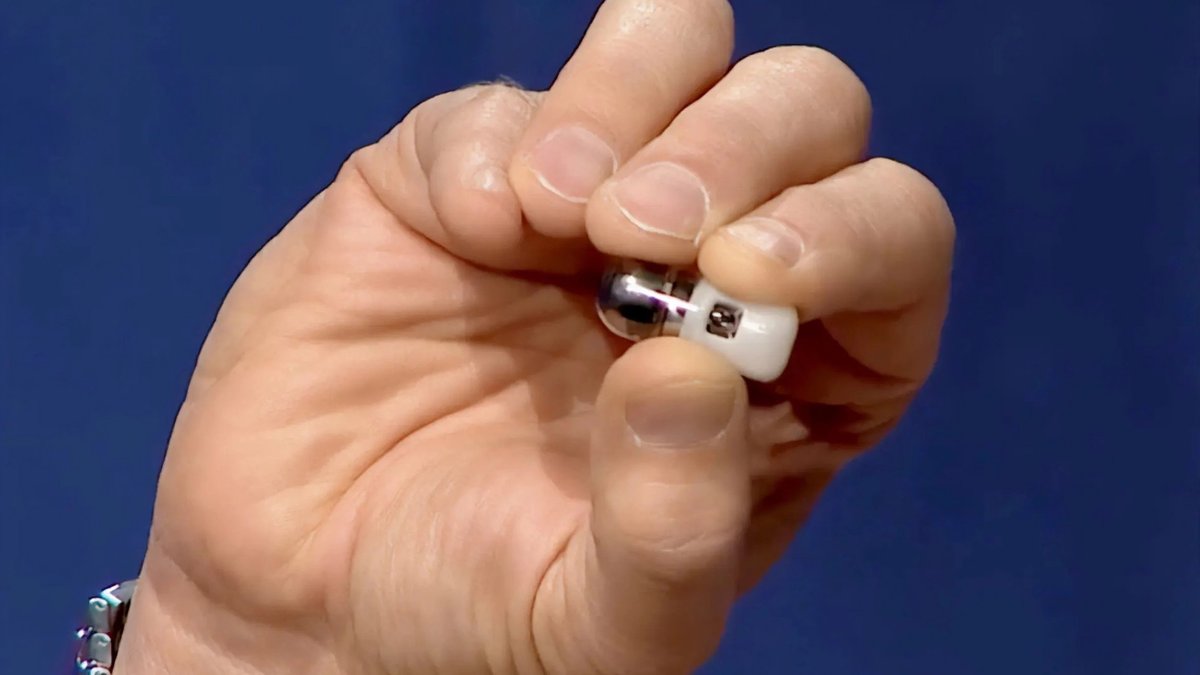 Man Swallows Pill Containing Wireless Camera Live on Stage, Streams Inside of Body for Audience