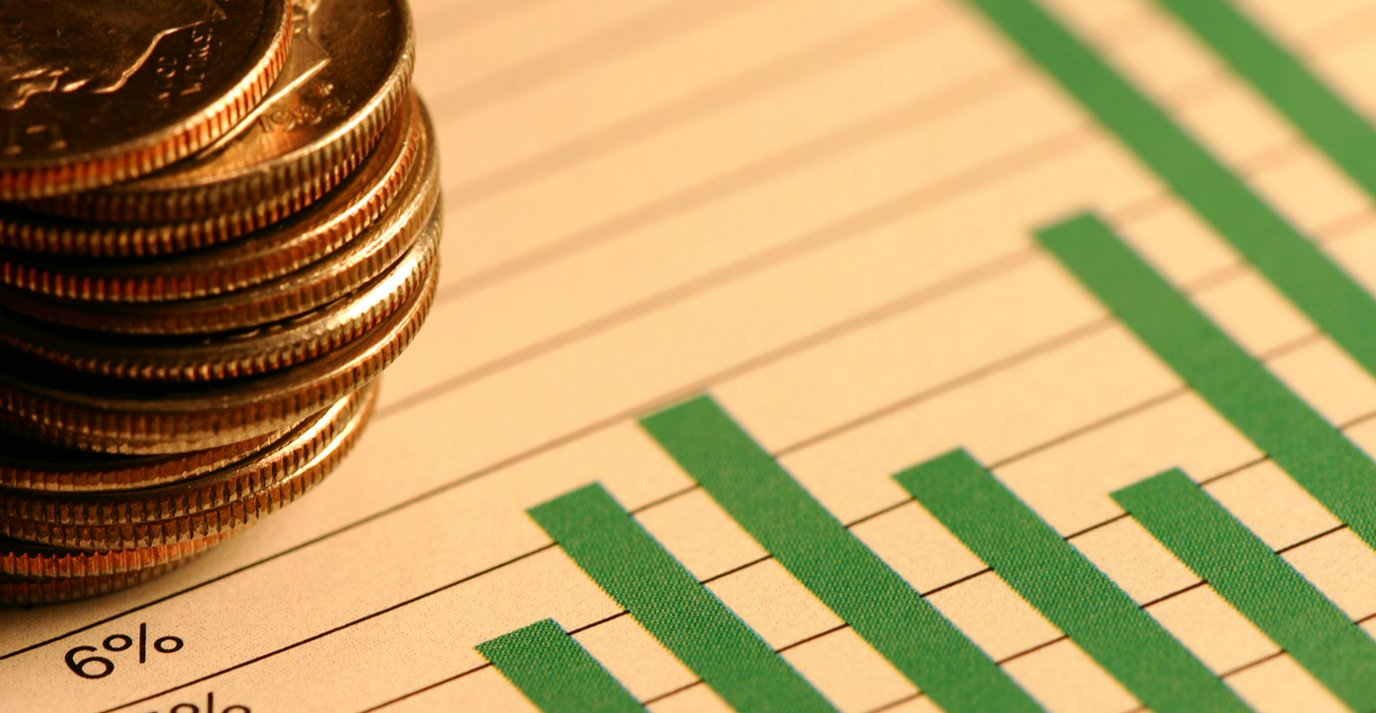 Часы на запястье с монетой и деньгами - стильное сочетание аксессуаров.