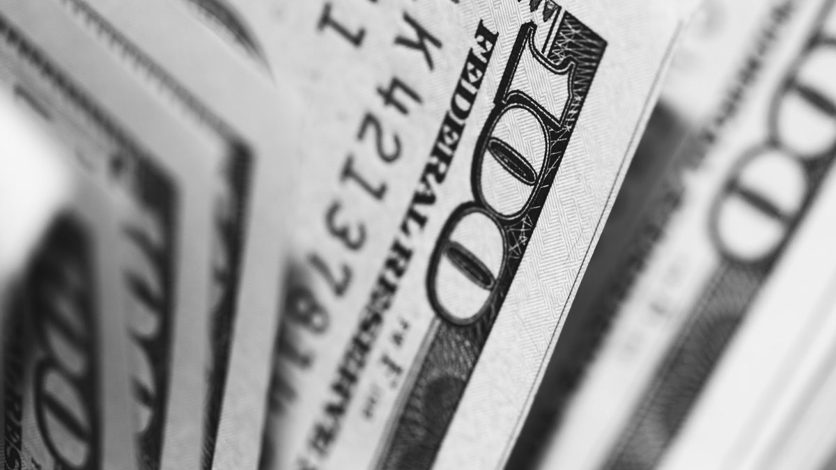 Деньги - купюры разного достоинства лежат на столе, финансовый успех.