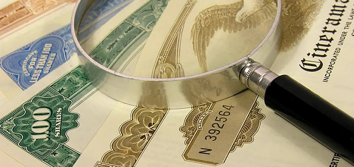 Деньги - стопка долларовых купюр на столе, финансовый успех.