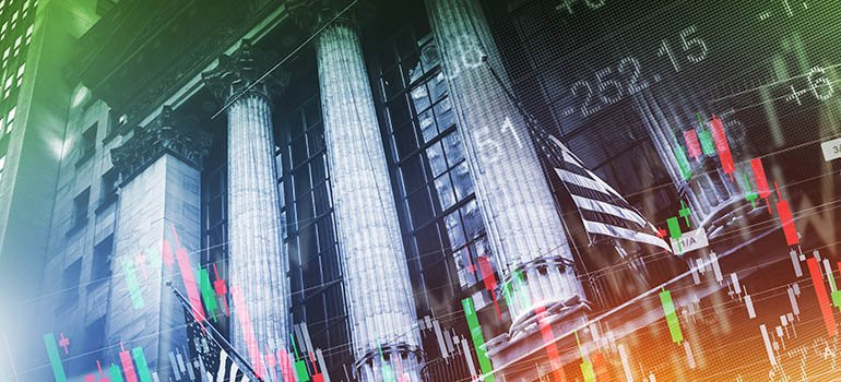 Городская панорама с монитором, стрелой и компьютерной техникой на фоне мегаполиса.