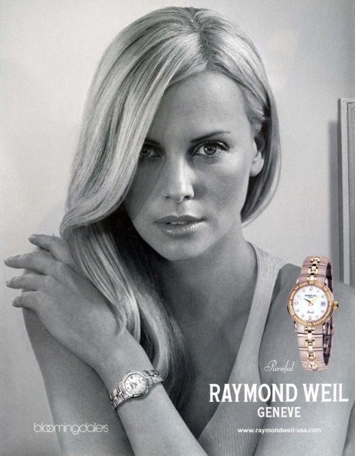 Женщина блондинка в фотографии с портретом, смотрящая на часы на запястье.