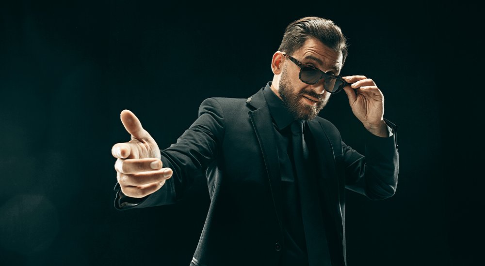 Фотопортрет взрослого мужчины с рукой у лица, персона, мужчина (Photography, Portrait).