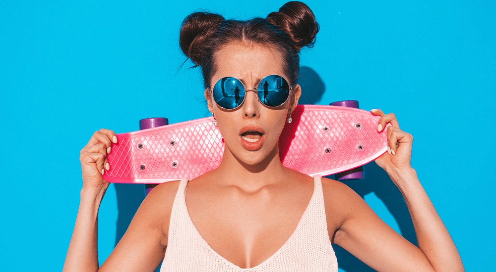 Аксессуары для плавания: человек в солнечных очках и плавках на пляже.