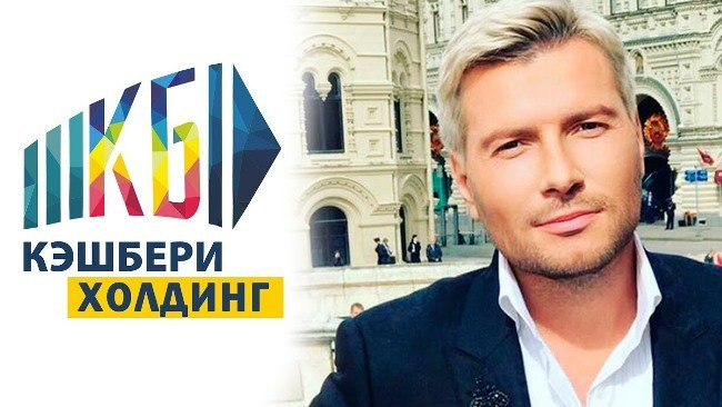 Блондин в костюме: портрет взрослого мужчины с выразительным лицом.