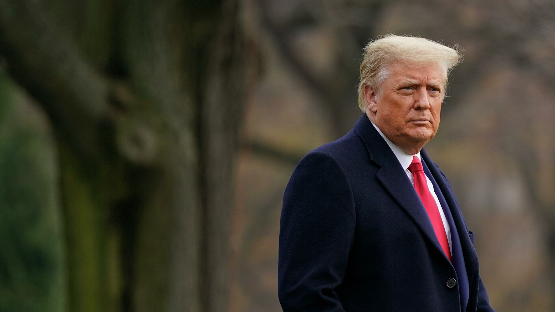 Мужчина пожилого возраста в костюме и галстуке, портрет, старший гражданин.