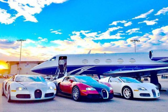 Фото автомобиля с человеком, летающим самолетом и колесом, символизирующим транспорт и технику.